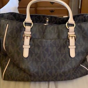Lrg Micheal Kors bag authentic 6 compartments